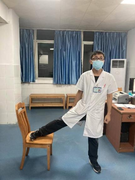 市中医医院曾志威医生教痛风患者椅子健身操